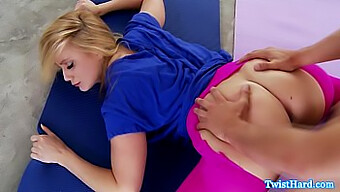 Loira Gostosa Aj Applegate Faz Um Boquete Profundo Em Posições De Yoga