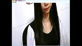 Junges Asiatisches Mädchen Verwöhnt Sich Vor Der Webcam Auf Myxcamgirl.Com