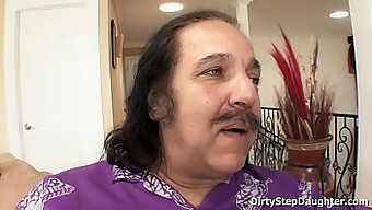 Ron Jeremy在诱人的裙子里与他美丽的继女lynn Love的淫荡遭遇