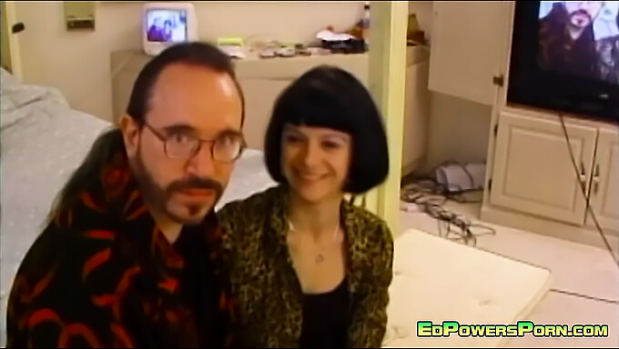 Ed Powers E Nona Mejone Em Um Encontro Sensual De Velhos E Jovens