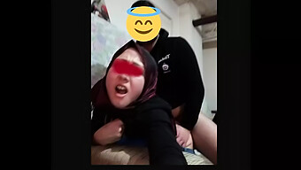 Video Amatir Buatan Rabiayi Menampilkan Adegan Seks Anal Close-Up Dengan Seorang Wanita Muda Bersorban Dan Seorang Pria Turki Dalam Posisi Dari Belakang.