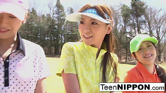 Jeunes Femmes Asiatiques S'Amusent Avec Une Partie De Golf Risquée