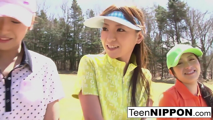 Tre Ragazze Asiatiche Adolescenti Si Spogliano Durante Una Partita Di Golf