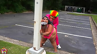 Jaidyn Venus Genießt Eine Öffentliche Tobbelei Mit Gibby Dem Clown