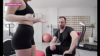 Gespierde Personal Trainer Traint Rondborstige Latina Tiener In 4k