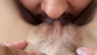 Gros Plan Sur La Chatte Serrée De Sa Petite Amie Maigre