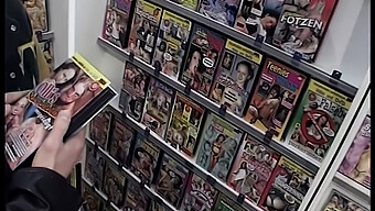 Un Trío Sucio Con Adolescente Alemana Y Sexo En Grupo En La Tienda De Videos