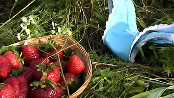 Saboreie A Doçura Da Buceta De Morango De Uma Garota