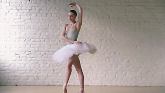 Danseuse De Ballet Européenne Dans Une Performance Érotique