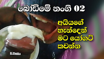 La Madura Sri Lanka Disfruta Del Semen En Su Yogur