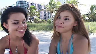 Två Miami Beach Babes Ger Deepthroat Och Sväljer Sperma