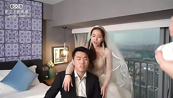 穿着诱人的新娘装扮的新婚夫妇与一个阳具丰满的男人进行不忠行为