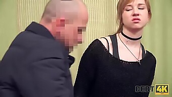 Den Ægte Pige Alice Klay Får Et Hårdt Blowjob Og Trekant