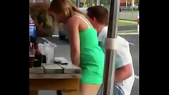 Un Couple S'Engage Dans Des Activités Intimes Chez Un Diner