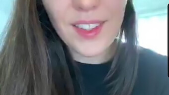 La Performance Solo D'Une Fille Canadienne Sur Periscope