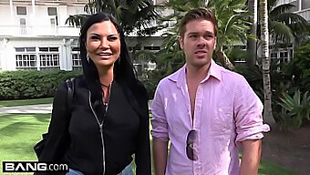 Jasmine Jae, En Kurvet Milf Med Store Naturlige Bryster, Nyder En Offentlig Onanisession På Stranden