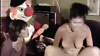 Vídeo Vintage De Un Trío Con Una Madura Y Su Pareja Más Joven