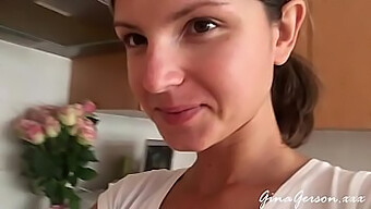 Gina Gerson, Bionda Adolescente, Prepara La Cucina Russa Nella Sua Residenza