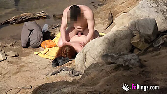 Spanische Rothaarige Gibt Am Strand Einen Deepthroat-Blowjob