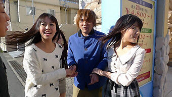 La Fille Japonaise Kotomi Asakura Et Ses Amis S'Engagent Dans Un Sexe De Groupe