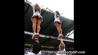 Cheerleaders Amadoras Exibem Suas Habilidades E Corpos