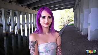 Jeune Fille Punk Aux Cheveux Violets Adore Les Grosses Bites Et Les Petits Seins