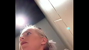 Blonde Babe Geniet Van Zichzelf In Het Toilet Van Een Restaurant