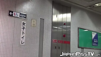 Femmes Japonaises Surprises En Train D'Uriner Devant La Caméra Dans Les Toilettes Publiques