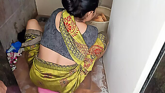 Komal, Una Chica Desi, Es Follada En Su Tierra Por Su Tío Rico