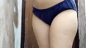 Session De Plaisir Solo D'Une Indienne Avec Lingerie Et Vibromasseur