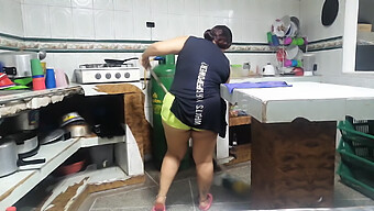 Una Madre Colombiana Madura Interrumpe Su Descanso Para El Baño Para Darle Placer A Su Hijastro