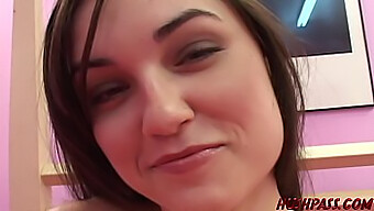 Drobná Pornohvězda Sasha Grey Si Užívá Drsný Anál