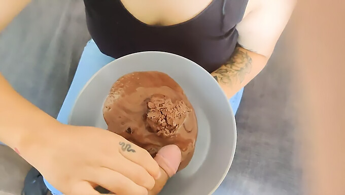 Experimente O Prazer Supremo De Engolir Porra Com Essa Deliciosa Milf