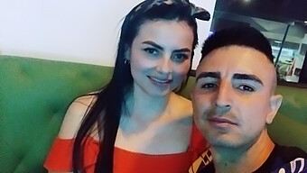 Una Pareja Colombiana De Mediana Edad Explora El Bdsm Con Jóvenes Amantes.