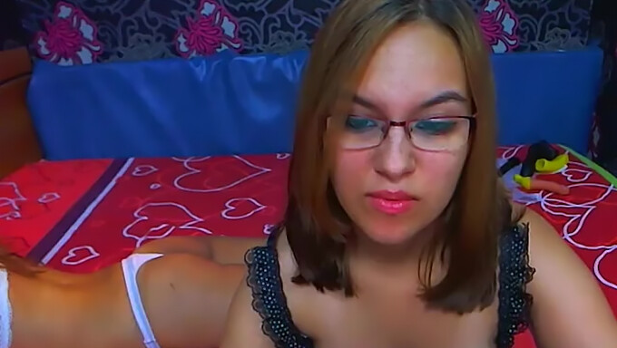 Garotas Amadoras Bissexuais Experimentam Fisting Lésbico Na Webcam