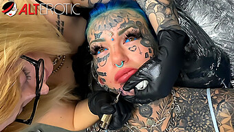 A Modelo Tatuada Deslumbrante Recebe Uma Nova Tatuagem Facial.