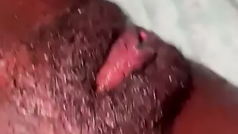 Kecantikan Kulit Hitam Mendapat Beberapa Orgasme Dari Handjob Dan Bermain Dengan Vaginanya