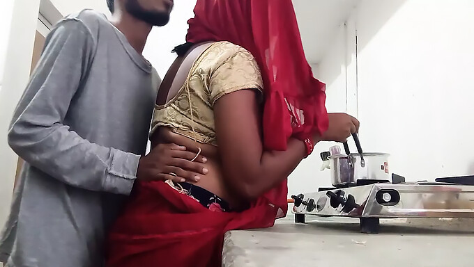 Una Sensual Milf Asiática Recibe Un Masaje Práctico En La Cocina