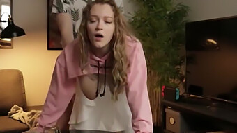 Vollbusige Schwester Spielt In Amateur-Pornovideo Mit