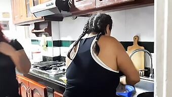 Een Volwassen Vrouw En Een Jonge Meid Houden Zich Bezig Met Seksuele Activiteiten Terwijl De Stiefmoeder Bezig Is Met Koken. De Scène Omvat Intense Fysieke Intimiteit Met Een Bruine En Colombiaanse Artiest.