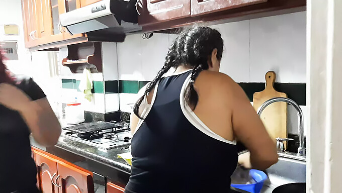 Empregada Latina Fica Íntima Comigo Enquanto Minha Madrasta Está Ocupada Cozinhando