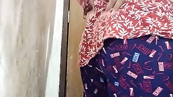 Indian Aunty Gets Fingered And Masturbates In The Bathroom