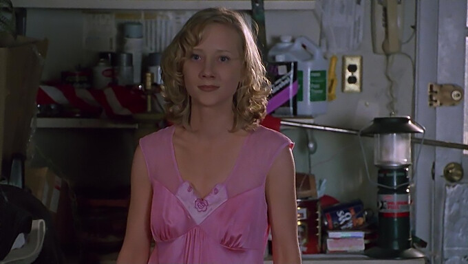 Anne Heche Memamerkan Asetnya Dalam Filem Jenayah 1997.