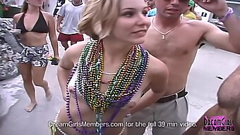 Openbaar Flitsen En Limbospelletjes Op Een Zwembadfeest Met Bikini-Thema In Florida