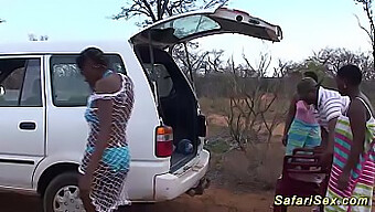 Trio Amateur Avec Des Filles Couvertes De Chocolat Dans La Nature