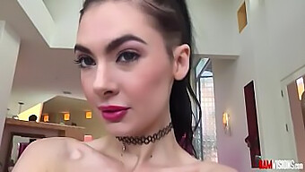 De Solo Speeltijd Van Brunette Tiener Marley Brinx Verandert In Een Hete Anale Voorbereiding