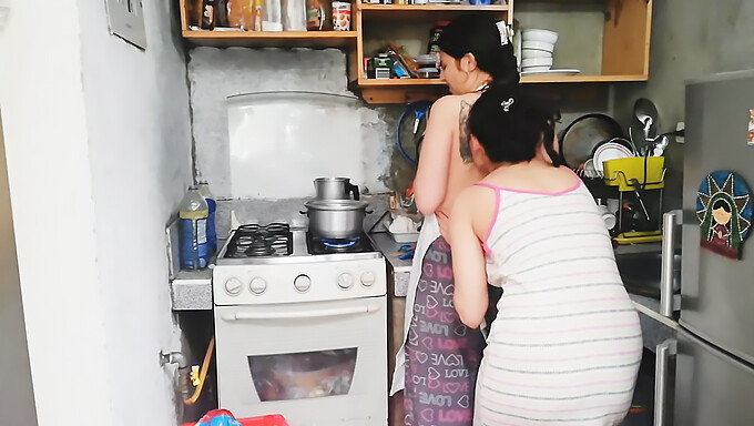 Jeune Colombienne Devient Sauvage Et Excitée Dans La Cuisine