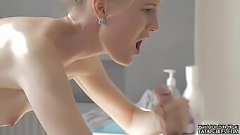 En Fantastisk Ung Kvinna Ger Oral Och Vaginal Njutning På En Massagebänk