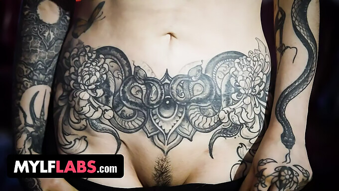 Milf Tatuada Com Peitos Grandes Faz Um Boquete Incrível E Leva Uma Gozada Na Cara