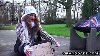 Ein Teenagergirl Bekommt Beim Mittagessen Eine Überraschende Überraschung Von Ihrem Großvater